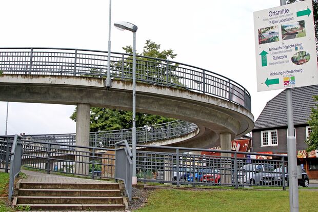 Wieder für Passanten frei: die Fußgängerbrücke am Bahnhof FOTO: ANDREAS DUNKER