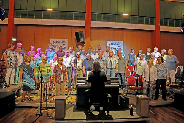Der Gemischte Chor "Liedertafel" Wiehagen bei seiner Konzertprobe am Mittwoch im Bürgerhaus in Wickede FOTO: ANDREAS DUNKER