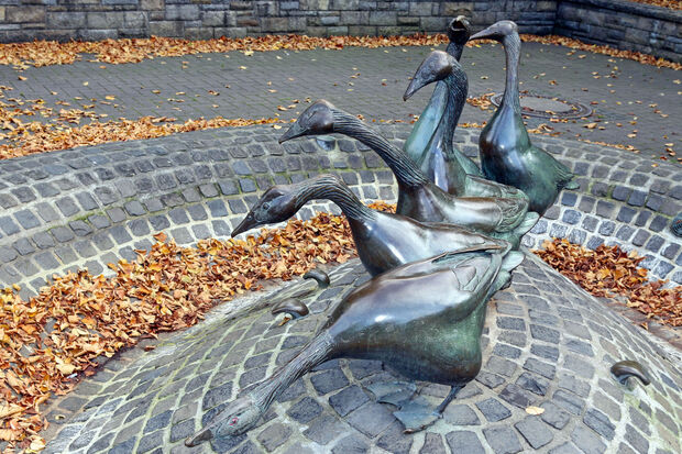 Herbstlaub am Gänsebrunnen auf dem Marktplatz in Wickede FOTO: ANDREAS DUNKER