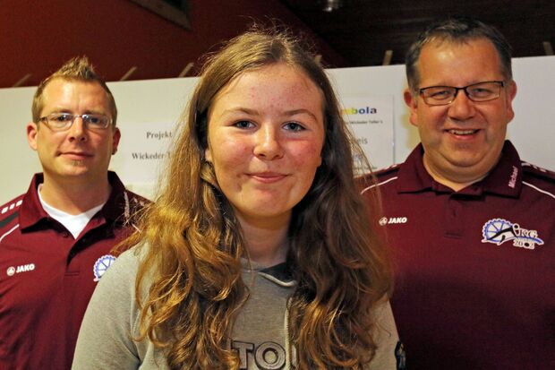 Vanessa Gebhardt holte sich am Freitag mit 224 Holz den Tagessieg. Die Sieger-Prämie, eine Flasche Sekt, musste allerdings ihr Vater Siggi Gebhardt in Empfang nehmen, da die junge Dame noch nicht alt genug für die Entgegennahme alkoholischer Getränke ist. Mit auf unserem Bild: Sebastian Winkler (links) und Michael Bornemann (rechts) von der Kegelgemeinschaft „KG Wickede“, die die Gemeindemeisterschaft ausrichten. FOTO: ANDREAS DUNKER Vanessa Gebhardt holte sich am Freitag mit 224 Holz den Tagessieg. Die Sieger-Prämie, eine Flasche Sekt, musste allerdings ihr Vater Siggi Gebhardt in Empfang nehmen, da die junge Dame noch nicht alt genug für die Entgegennahme alkoholischer Getränke ist. Mit auf unserem Bild: Sebastian Winkler (links) und Michael Bornemann (rechts) von der Kegelgemeinschaft „KG Wickede“, die die Gemeindemeisterschaft ausrichten. FOTO: ANDREAS DUNKER