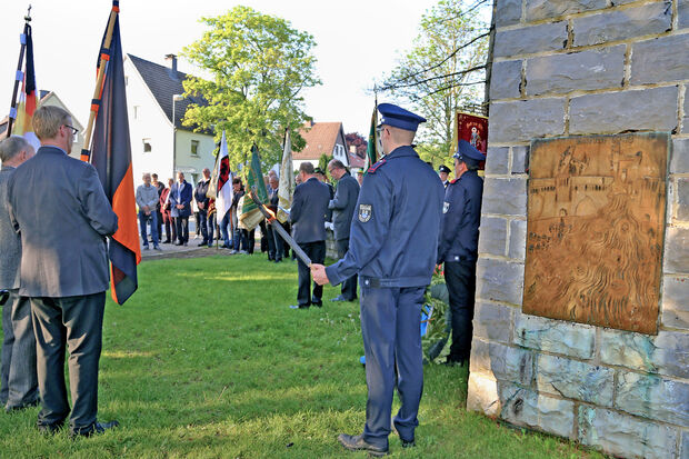 Die Bronze-Tafel am Mahnmal zu Ehren der Opfer der Möhnekatastrophe zeigt sybolisch die Bombardierung der Staumauer durch die britische Royal Air Force und die Verderben bringenden Wassermassen, die sich in einer zig Meter hohen Flutwelle durch das Möhne- und Ruhrtal ergossen. Diese riss Menschen und Tiere in den Tod und spülte Fahrzeuge und ganze Bauwerke kilometerweit weg. FOTO: ANDREAS DUNKER