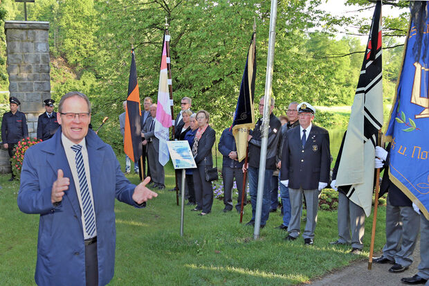 Bürgermeister Dr. Martin Michalzik (CDU) bedankte sich bei den Teilnehmern der Gedenkfeier für ihre Anwesenheit und forderte sie auf bei der anstehenden Europa-Wahl am kommenden Wochenende die richtige Entscheidung zu treffen. – Der evangelische Pfarrer Dr. Christian Klein hatte zuvor deutlich zum Widerstand gegen Rechtspopulisten aufgerufen. Er warf der Partei "Alternative für Deutschland" (AfD) vor die historische Wahrheit zu relativieren und stellte sie auf eine Stufe mit den Nationalsozialisten. FOTO: ANDREAS DUNKER