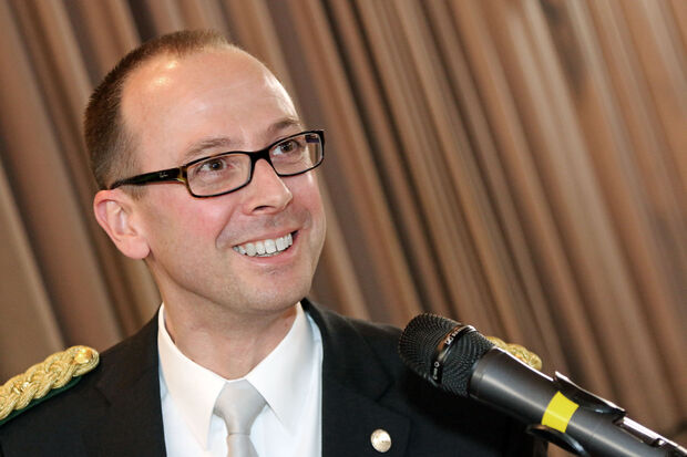 Brudermeister Thomas Gehrke soll sich beim Kinderschützenfest der St.-Johannes-Schützenbruderschaft Wickede – Wiehagen im Fußballspiel mit dem Nachwuchs messen. ARCHIVFOTO: ANDREAS DUNKER