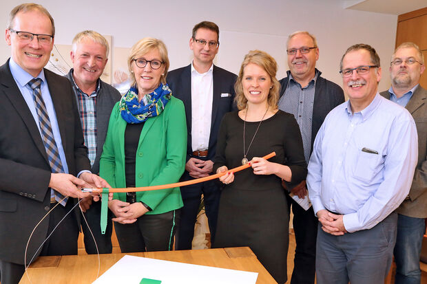 In die Kameras lächeln können sie gut, die Vertreter der Deutschen Glasfaser. Sich an Termine halten, können sie hingegen schlecht. – Bürgermeister, Ortsvorsteher und Verwaltungsmitarbeiter machen nur noch gute Miene zum bösen Spiel. Im Hintergrund ziehen sie längst nicht mehr mit der Deutschen Glasfaser an einem Strang. Und offenbar sind die örtlichen Vertreter auch nicht in der Lage genügend Druck auf das Telekommunikationsunternehmen auszuüben, damit sich dieses an getroffene und vollmundig verkündete Zusagen hält. ARCHIVFOTO: ANDREAS DUNKER