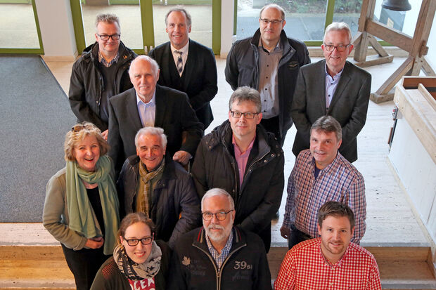 Die Aufsichtsratsmitglieder der Gemeindewerke Wickede (Ruhr) GmbH zusammen mit Geschäftsführer Michael Lorke (Mitte) – Es fehlen: Bürgermeister Dr. Martin Michalzik (CDU) und Lothar Kemmerzell von Bündnis 90 / Die Grünen ARCHIVFOTO; ANDREAS DUNKER