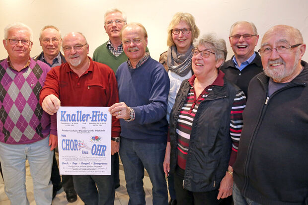Der Vorstand des Gemischten Chores "Liedertafel" Wiehagen bei der Präsentation seines Plakates für das Konzert "Knaller-Hits – vom Chor ins Ohr". FOTO: ANDREAS DUNKER