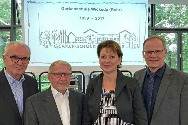 Von links: Der Ex-Rektor Erich Reineke, der erste Rektor Herbert Hengst, die aktuelle Schulleiterin Ines Kister und Bürgermeister Dr. Martin Michalzik FOTO: ANDREAS DUNKER
