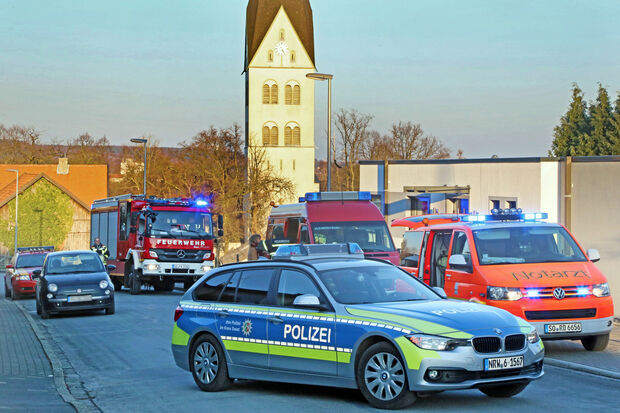 Einige der eingesetzten Einsatzfahrzeuge von Feuerwehr, Polizei und Rettungsdienst auf der Kapellenstraße in Wickede FOTO: ANDREAS DUNKER