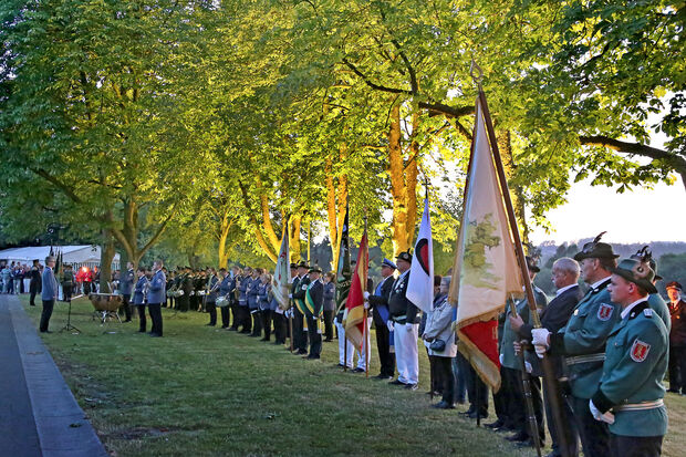Nach dem offiziellen Festakt zur 200-Jahr-Feier der Schützenbruderschaft St. Vinzentius gab es vor der Gemeindehalle einen "Großen Zapfenstreich" des Musikvereins Echthausen unter Leitung von Dirigent Thomas Voß und des Spielmannszuges der Freiwilligen Feuerwehr der Gemeinde Wickede (Ruhr) unter Leitung von Tambourmajor Sebastian Hornkamp. FOTO: ANDREAS DUNKER