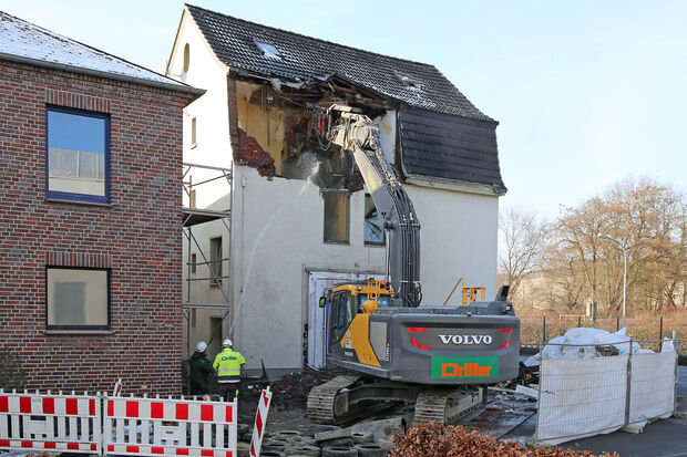 Das alte Büro- und Wohngebäude auf dem Betriebsgelände des Kettenwerkes Koch an der Eisenbahnstraße in Wickede muss einer neuen Industriehalle weichen. FOTO: ANDREAS DUNKER