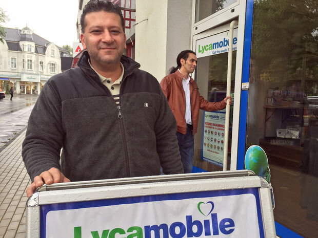 Haissam Yassine (43) vor seinem neuen Sonderposten-Markt an der Hauptstraße FOTO: ANDREAS DUNKER
