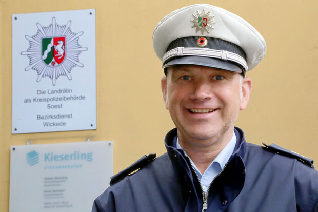 Ein echter Polizist: Bezirksbeamter Stefan-Klaus Hansner ist in Wickede der Ansprechpartner für die Bürger und der Vertreter der Kreispolizeibehörde Soest. ARCHIVFOTO: ANDREAS DUNKER