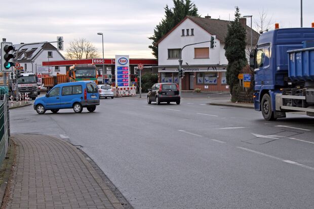 Die Hauptstraße an den Einmündungen „Waltringer Weg“ (Esso-Tankstelle) und Nordstraße FOTO: CARINA WESTERWELLE