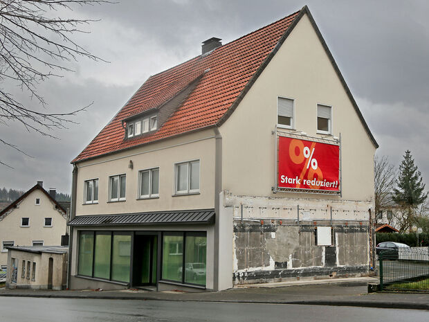 Hier eröffnet die Medizinerin Olga Tubbesing am 1. Juli 2020 ihre Hausarzt-Praxis neu: das ehemalige Ladenlokal des Damen-Moden-Geschäftes Manfred Schultz. FOTO: ANDREAS DUNKER