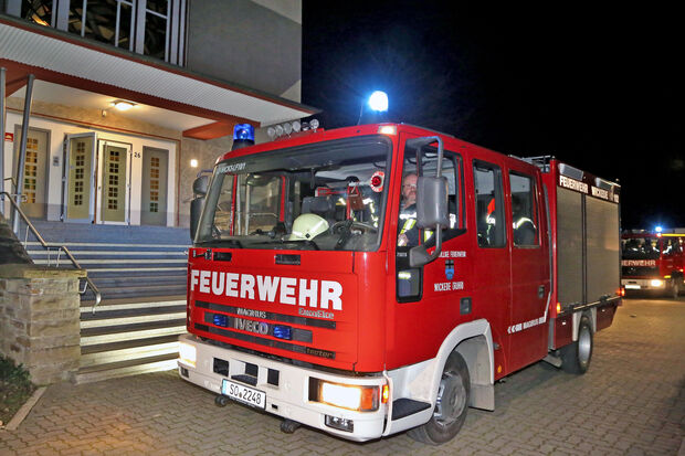 Das Fahrzeug der Wimberner Löschgruppe mit Reinhold Kirch am Steuer vor dem Kloster-Eingang FOTO: ANDREAS DUNKER