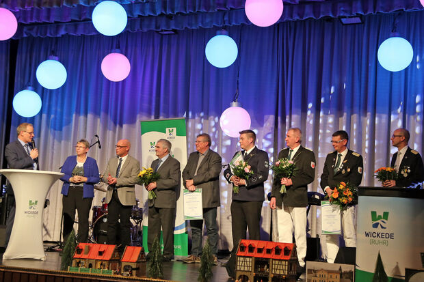 Die Verleihung des Heimat-Preises der Gemeinde Wickede (Ruhr) (von links): Bürgermeister Dr. Martin Michalzik (CDU), Stellvertretende Bürgermeisterin Gertrud Martin (CDU), Gemeideratsausschuss-Vorsitzender Norbert Spieth (SPD), die Heimatvereinsvorsitzenden Josef Kampmann und Herbert Schreiber, Hauptmusikzugführer Raphael Wrede vom Musikzug der Freiwilligen Feuerwehr der Gemeinde Wickede (Ruhr) sowie die Vertreter der drei Schützenbruderschaften: Hubert Linhoff (Wimbern), Stefan Reszel (Echthausen) und Thomas Gehrke (Wickede-Wiehagen). FOTO: ANDREAS DUNKER