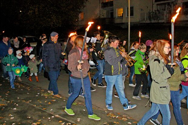 Fackelumzug mit  junge Mitglieder des Musikzuges der Freiwilligen Feuerwehr in Wiehagen FOTO: CARSTEN HEINE