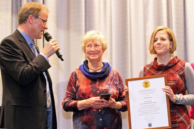 Maria Helmig und ihre Helferinnen erhalten Ehrenplakette der Gemeinde Wickede (Ruhr) FOTO: ANDREAS DUNKER