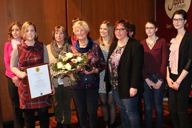 Maria Helmig und ihre Helferinnen erhalten Ehrenplakette der Gemeinde Wickede (Ruhr) FOTO: ANDREAS DUNKER