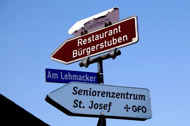 Straßenschild und Hinweistafeln an der Einmündung Lehmacker / Hauptstraße in Wickede FOTO: ANDREAS DUNKER