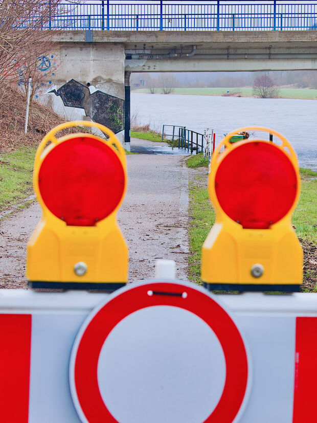 Das Wasser des Flusses schwappt beispielsweise an der Unterführung der Ruhr-Brücke bereits über den Weg. Der Ruhrtalradweg wurde von der Kommune an dieser Stelle bereits sicherheitshalber für den Durchgangsverkehr gesperrt. FOTO: ANDREAS DUNKER