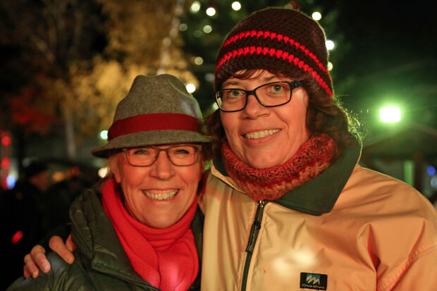 Zusammen mit Bürgermeister Dr. Martin Michalzik (CDU) kümmerten sie sich federführend um die Organisation des Weihnachtsmarktes vor dem Wickeder Rathaus: die Verwaltungsmitarbeiterinnen Ruth Hornkamp (links) und Marion Voss (rechts). FOTO: ANDREAS DUNKER