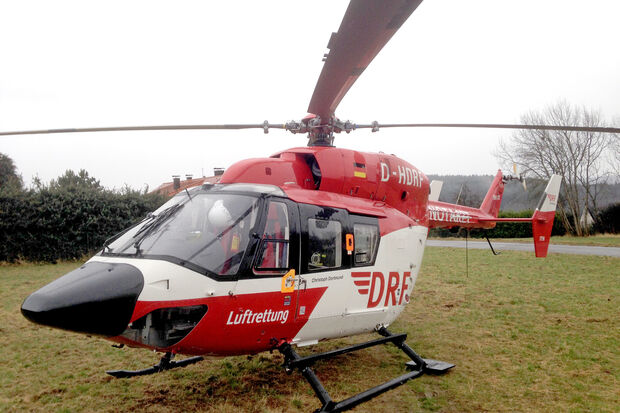 Ein Rettungshubschrauber landet in der Straße "Am Brauck" in Wickede ARCHIVFOTO: ANDREAS DUNKER