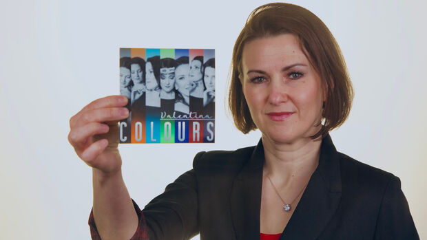 Die Wickeder Komponistin und Pianistin Valentina Wekesser präsentierte in der Redaktion unseres lokalen Nachrichten-Portals "wickede.ruhr HEIMAT ONLINE" eine Promotion-CD für ihr musikalisches Debütalbum "COLOURS". FOTO: ANDREAS DUNKER