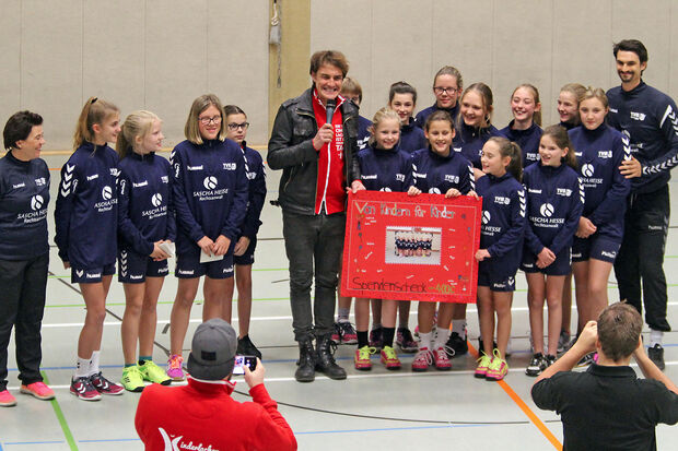 Vierhundert Euro hatten alleine die Mädchen der weiblichen D-Jugend unter Leitung des Trainerteams Markus und Sabrina Bormann durch einen eigenen „Sponsorenlauf“ erwirtschaftet. Ihren Beitrag zu der Gesamtspende von 4.000 Euro überreichten sie vorab bereits symbolisch unter dem Titel "Von Kindern für Kinder". FOTO: ANDREAS DUNKER