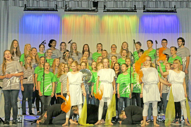 Akteure auf der Bühne des Bürgerhauses FOTOS: ANDREAS DUNKER