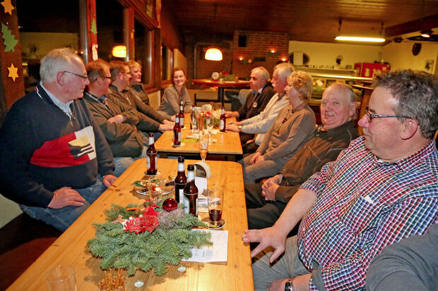 Die Jagdgenossenschaft bei ihrer Jahreshauptversammlung in der Reiterstube Arndt in Wiehagen. FOTO: ANDREAS DUNKER