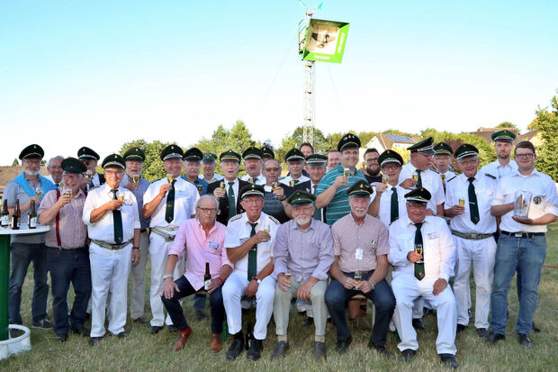 Die ehemaligen Echthausener Schützenkönige schossen am Freitagabend unter sich den Jubelkönig zum 200-jährigen Bestehen der St.-Vinzentius-Bruderschaft aus. Von links:  Martin Barylla, Manfred Neuhaus, Cajus Crachus Steffen, Ralf Hage, Franz-Josef Humpert, Joachim Beckenbauer, Hans-Werner Belz, Franz-Josef Baum, Helmut Rohrbach (vorne) aus Wickede, Raimund Sudhoff (hinten), Gerhard Beckenbauer, Helmut Henning (vorne), Heinz-Jürgen – genannt „Amboss“ – Meyer (hinten), Patrick Belz, Jürgen Hammer, Josef Versin (vorne), Burkhard Velmer (hinten), NN, Ulrich Peck, Stefan Bürger, Andreas Baum, Freddy Bürger, Benjamin Glowienkowski, Joachim Bauerdick, Hans-Jürgen Lörenz, Rainer Belz, Stefan Reszel (Oberst seit 2011) und Georg Martin sowie der amtierende Jungschützenköning Niklas Kittling und ein weiterer Jungschütze. FOTO: ANDREAS DUNKER