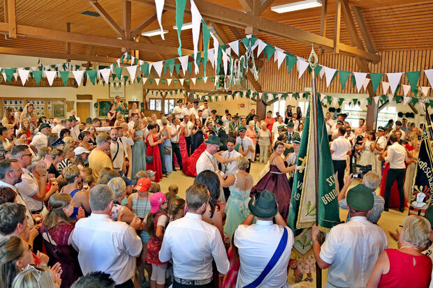 Beim Königs- und Kindertanz in der Gemeindehalle herrschte eine gute Stimmung. FOTO: ANDREAS DUNKER