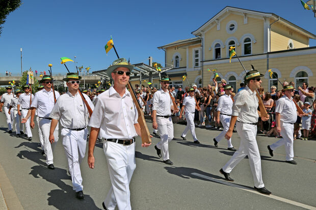 Vorbeimarsch einer Kompanie der Schützenbruderschaft St. Johannes Wickede und Wiehagen am Bahnhof FOTO: ANDREAS DUNKER