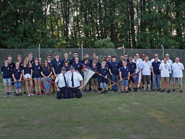 Die Teilnehmer aus Echthausen, Wickede und Wimbern beim diesjährigen Pfingstzeltlager der Jugendfeuerwehren im Kreis Soest FOTO: FEUERWEHR
