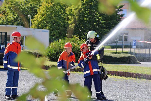 Jugendfeuerwehren-Kräfte am Strahlrohr mit ordentlich Druck auf dem Wasserschlauch FOTO: ANDREAS DUNKER