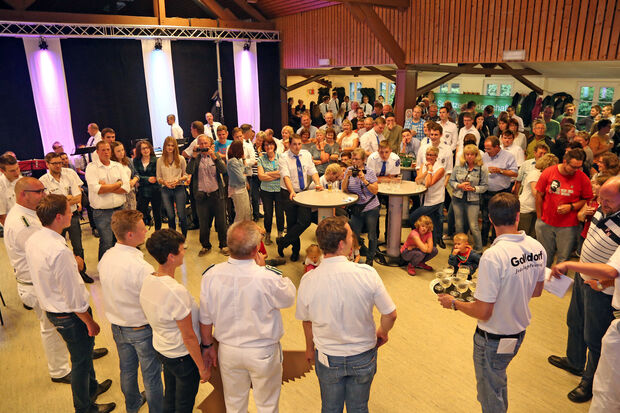 Gute Laune trotz schlechtem Wetter: die Festgäste beim Jungschützenfest feierten feucht-fröhlich. FOTO: ANDREAS DUNKER