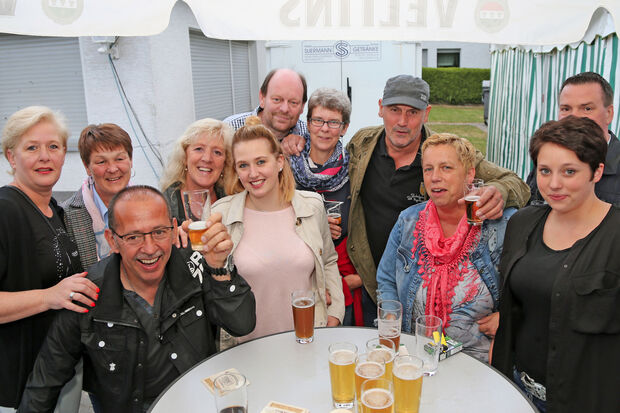 Fröhlich feiernde Gäste beim Jungschützenfest am Samstagabend in Echthausen FOTO: ANDREAS DUNKER