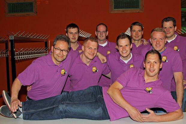 Die Männer vom KC Fassbier Wimbern wollten mal eine anderes Gruppenfoto und bekamen es auch: Mit „Cheesy“ quer auf der Theke im Foyer des Bürgerhauses. Die Jungen’s von jenseits der Ruhr hatten in Wickede also schon Spaß, bevor noch die erste Kugel rollte und der erste Kegel viel. Unserem Fotografen gefiel’s … FOTO: ANDREAS DUNKER Die Männer vom KC Fassbier Wimbern wollten mal eine anderes Gruppenfoto und bekamen es auch: Mit „Cheesy“ quer auf der Theke im Foyer des Bürgerhauses. Die Jungen’s von jenseits der Ruhr hatten in Wickede also schon Spaß, bevor noch die erste Kugel rollte und der erste Kegel viel. Unserem Fotografen gefiel’s … FOTO: ANDREAS DUNKER