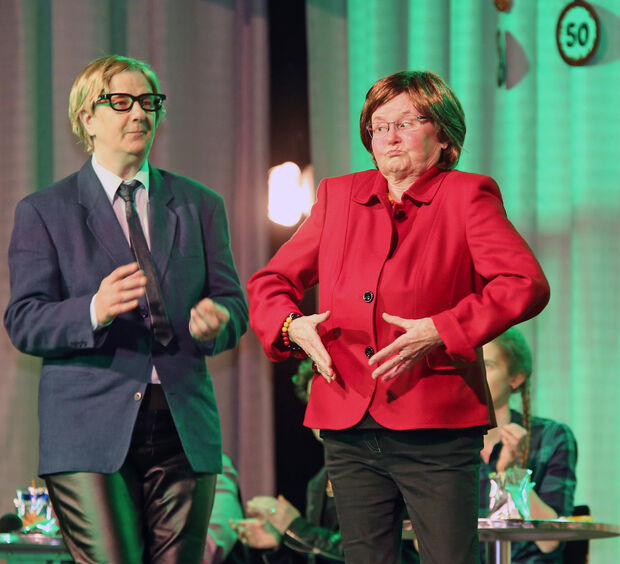 Wickedes Bürgermeister Martin Michalzik (Elisabeth Beckmann) begrüßte zum goldenen Gemeindejubiläum auch Bundeskanzlerin Angela Merkel (Rita Lange) FOTO: ANDREAS DUNKER