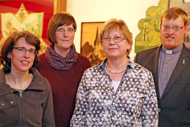 Das neue Leitungsteam der KFD Echthausen (von links): Bettina Kerkhoff, Astrid Krause und Ursula Neuhaus sowie Vikar Alexander Plümpe als Präses. – Nicht im Bild: Dorothee Hesse-Hagenschulte FOTO: ANDREAS DUNKER