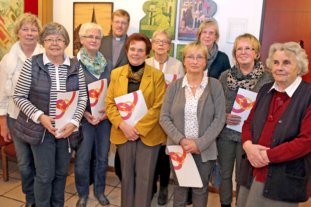Die geehrten Mitglieder (von links): Renate Donner, Angela Winkler, Dorothea Humpert, Sylvia Bürger, Marie Theres Hermes, Marianne Büttner, Monika Henke, Elisabeth Vogt und Gerda Engels zusammen mit KFD-Präses Vikar Alexander Plümpe FOTO: ANDREAS DUNKER