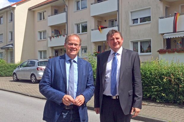 Bürgermeister Dr. Martin Michalzik und Kai Schwendrat vom Vorstand der KWS Soest (von links) FOTO: GEMEINDE WICKEDE (RUHR)