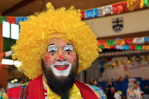 Sportwart Robert Gedig vom Vorstand des Turnvereins (TV) Wickede (Ruhr) war als Clown bunt verkleidet. FOTO: ANDREAS DUNKER