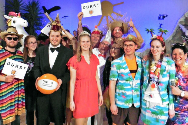 Das amtierende Wickeder Karnevalsprinzenpaar Franziska („Franzi“) Arndt und Mathias („Matze“) Szafraniec bei einem Auftritt im Rahmen einer Karnevalsveranstaltung in Werl-Holtum FOTO: UWE STÜCKER