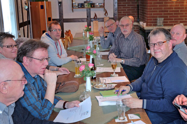 Jahreshauptversammlung der „Kegelsportgemeinschaft Wickede 2002“ im "Erlenhof" in Wickede – rechts im Bild: Vorsitzender Michael Bornemann 