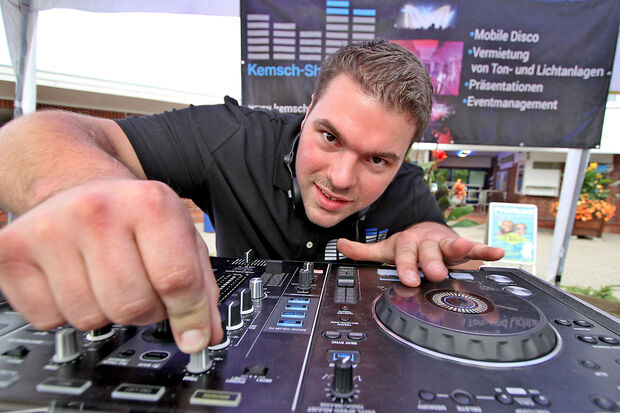 Discjockey (DJ) Robin Kemper legte bei der "Pool-Party" im Freibad die Tanzmusik auf. FOTO: ANDREAS DUNKER