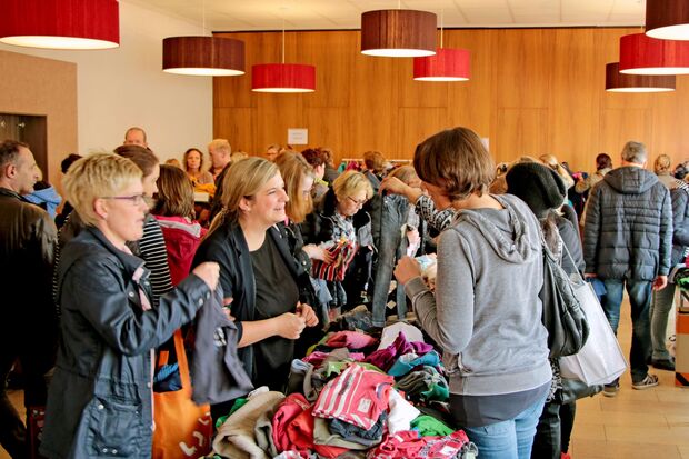 Großer Andrang herrscht beim "KiKlaMo" im Martin-Luther-Haus der evangelischen Kirchengemeinde Wickede (Ruhr). FOTO: ANDREAS DUNKER