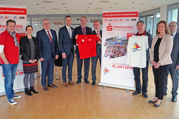 Bei der Kick-off-Veranstaltung für den Sparkassen-Firmenlauf für den Kreis Soest in der Sparkasse SoestWerl in Soest präsentierten die Organisatoren und Sponsoren kürzlich die Eckdaten für die Veranstaltung (von links): Ingo Schaffranka (Hellweg Solution), Michaela Vorholt (Möhnesee Tourismus), Jochen Bock (Ford Center Soest), Peter Königkamp (Sparkasse Lippstadt), Michael Supe (Sparkasse SoestWerl), Meinolf Schniedermeier (Sparkasse Geseke), Burkhard Lobenstein (Intersport Lobenstein), Katrin Jakob (Stadtwerke Soest) und Thomas Schnabel (Sparkasse SoestWerl). FOTO: STALLMEISTER / HELLWEG SOLUTION 