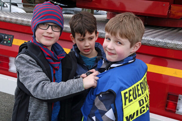Begeistert von der Feuerwehr zeigten sich diese drei Jungen im Grundschulalter. FOTO: ANDREAS DUNKER